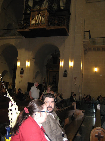 Damián y su Sra. antes del comienzo de la litúrgia