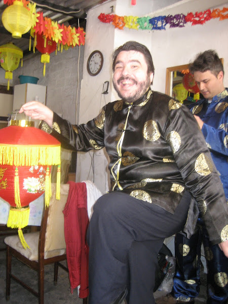 Damián sosteniendo un farolillo a la típica postura china, je, je.. Fin.