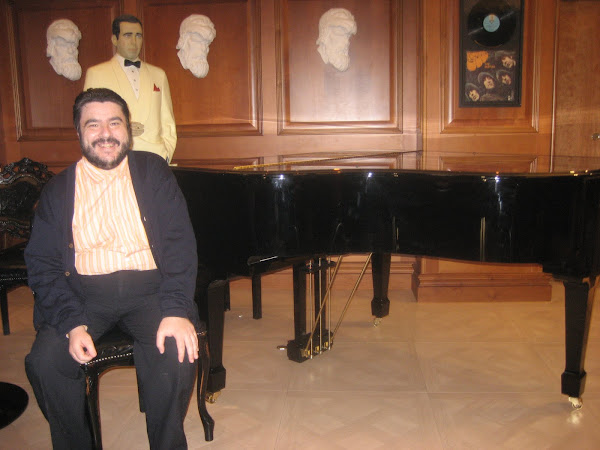 Damián sentado junto al piano de "Cervantes"