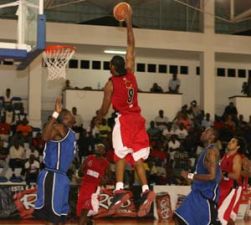 Clube Desportivo 1º de Agosto - Basquetebol: 1º de Agosto impõe chapa 100  ao Petro no primeiro jogo da meias-finais