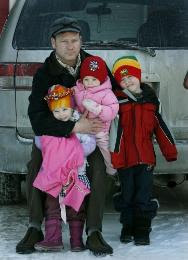 Photo of Sam Salter with his three kids