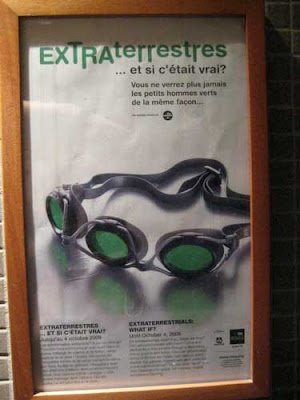 Poster showing swimming goggles with three eyepieces instead of two. Headline says Extraterrestres et si c'etait vrai