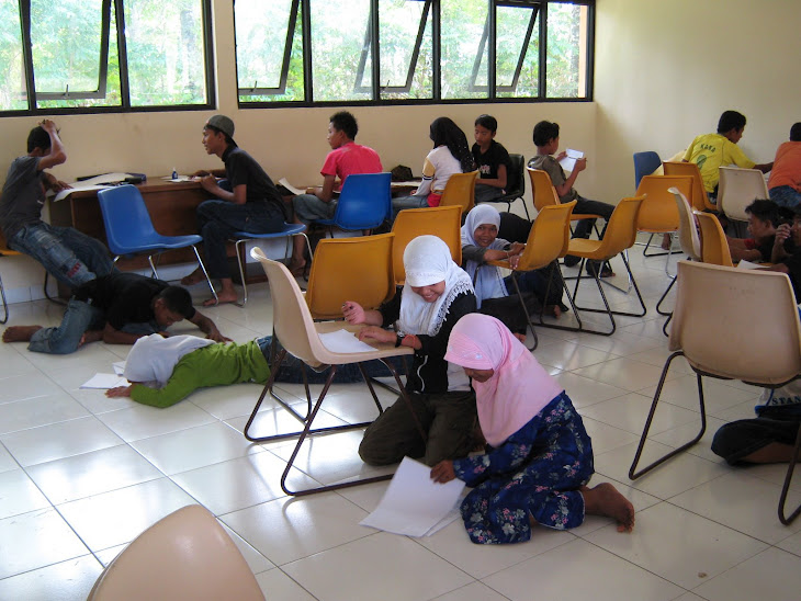 Anak SOS sedang workshop writing skill