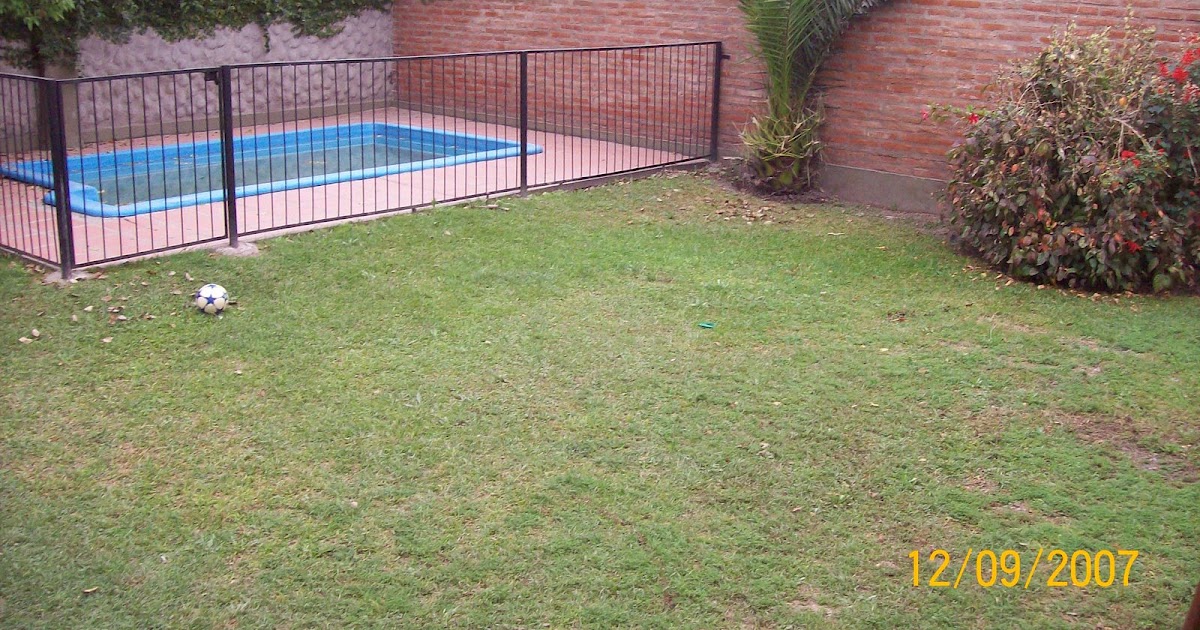 Jardines Exclusivos: Patio trasero de una vivienda.