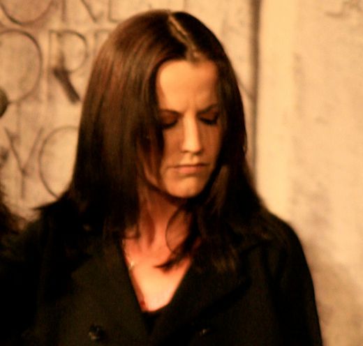 Dolores O'Riordan Hairstyle and Fashion Dolores O'Riordan Hairstyle and Fashion