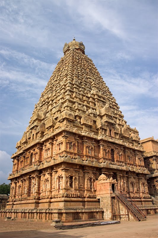 [Brihadishwara_temple_main_majestic.jpg]
