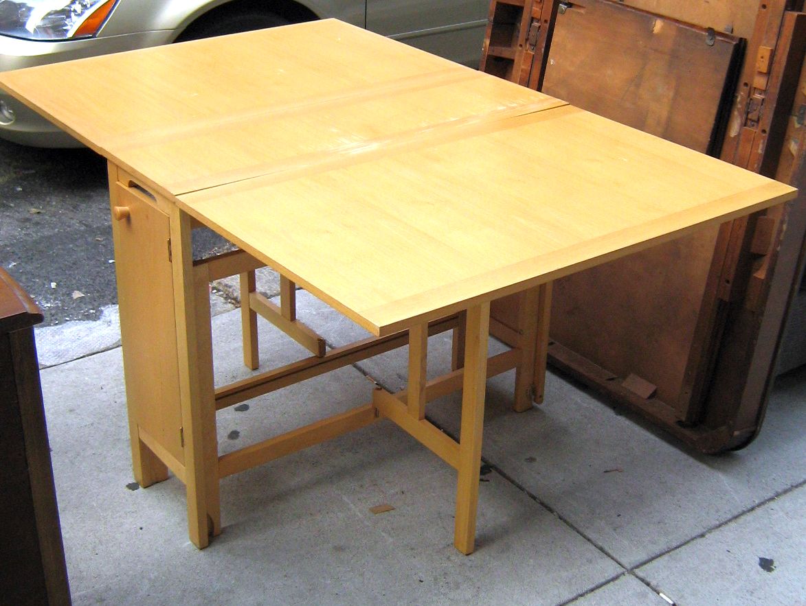 [FOLD+TABLE++AND+CHAIRS.JPG]