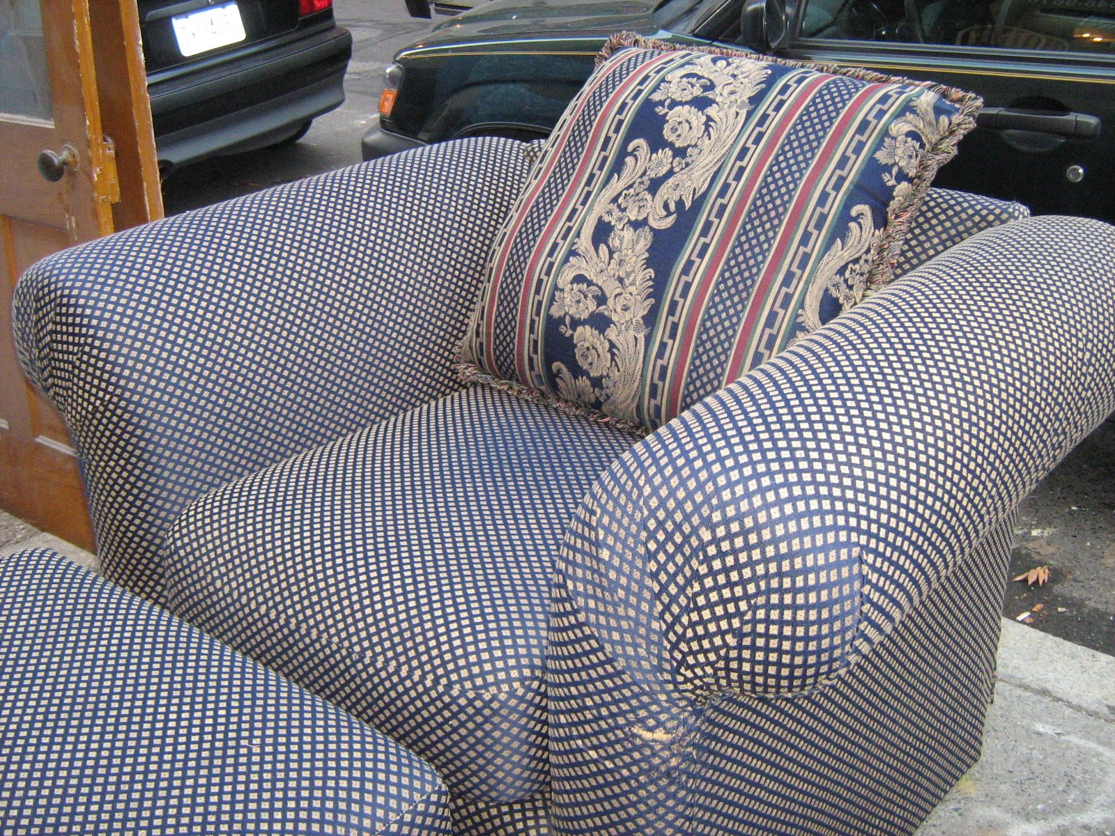 [blue+chair+close+up.JPG]