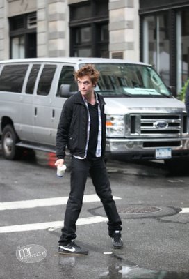 [Robert+Pattinson+05152009+NYC20.jpg]