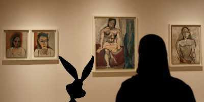Silhouettes Viewing Picasso Paintings (with some help from I.C. 2008 and apologies to Ali Haider)