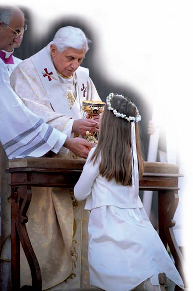 [papa+comunione+in+ginocchio.jpg]