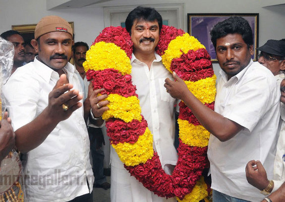 http://3.bp.blogspot.com/_kLvzpyZm7zM/TD6w95UP9vI/AAAAAAAAR_Q/S8GyKGMcrJE/s1600/Sarathkumar_Birthday_Celebration_02.jpg