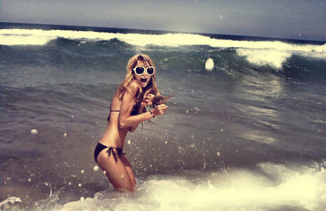 http://3.bp.blogspot.com/_kNJZbZ4Nsg8/So7zlWwV5jI/AAAAAAAADlI/ETgSaY400oU/s1600/beach,beautiful,girl,glasses,ocean,photography-b90f18a882159936536dc56dc1484629_h.jpg