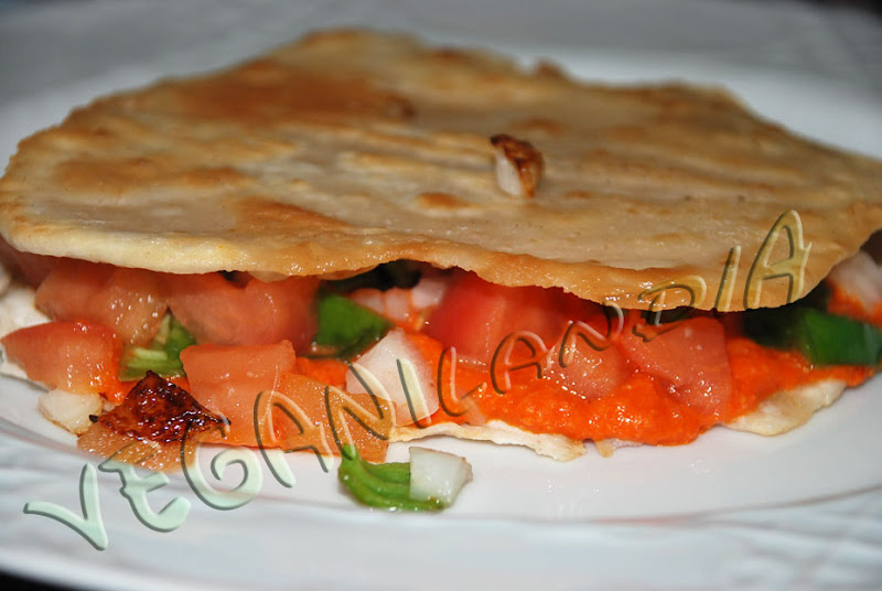 Veganilandia Quesadilla vegana con paté de garbanzos y piquillos