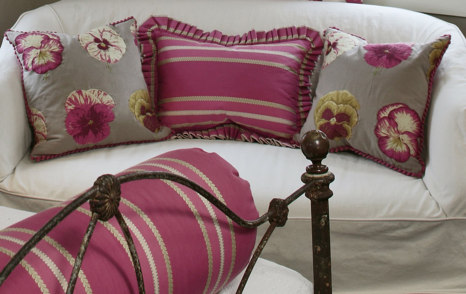 http://3.bp.blogspot.com/_kSroCbdNCC4/THQjMzEVfHI/AAAAAAAADoc/pZm3Jwgqyco/s1600/Andy%27s_rm_1+pillows(Abbott).jpg