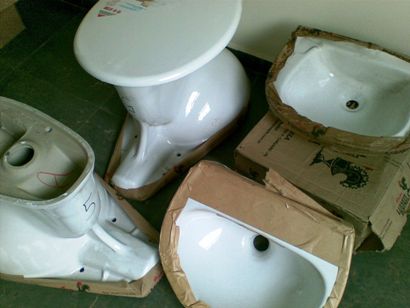 Vasos e pias novos para os banheiros do Consultório
