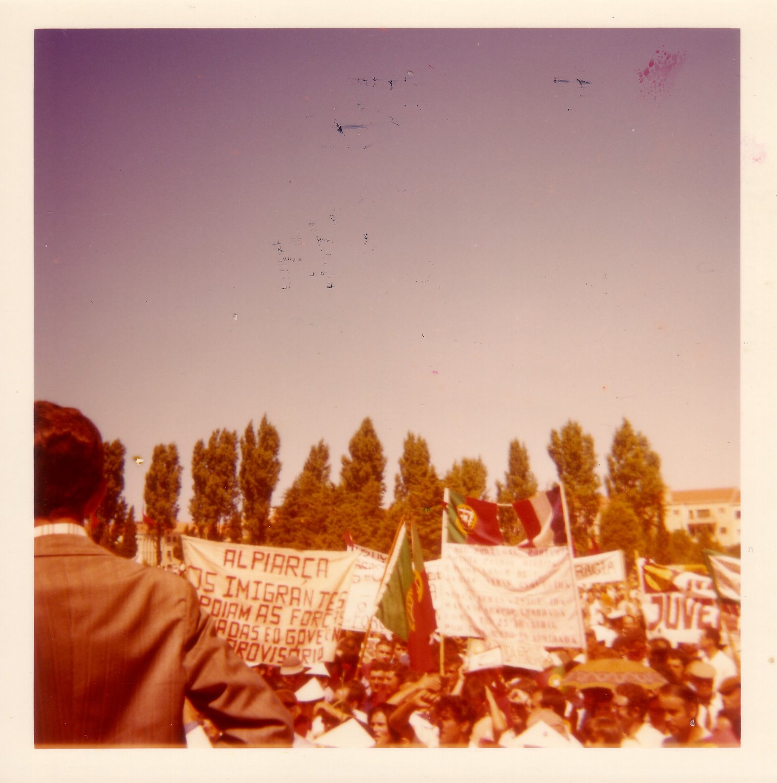[74_25_abril_2..jpg]