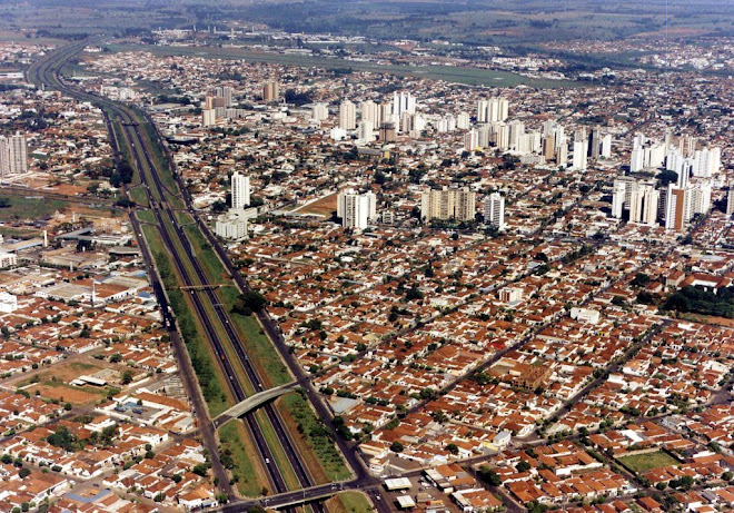 Uma foto antiga da Rodovia Washington Luís (Só pra mostrar como ela corta a cidade).