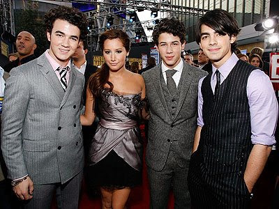 اشلي تدسالو اصحابها Ashley+Tisdale+and+Jonas+Brothers+at+American+Music+Awards