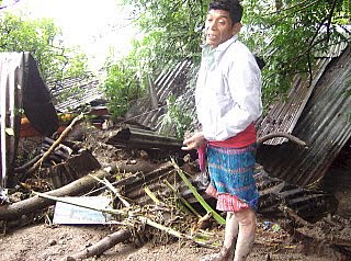 GENTE CON LLANTO, DOLOR, DESESPERACIÓN, DESTROSOS EN EL ALMA, AL VER SUS CASAS SOTERRADOS