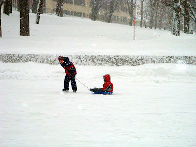 crianças patinando
