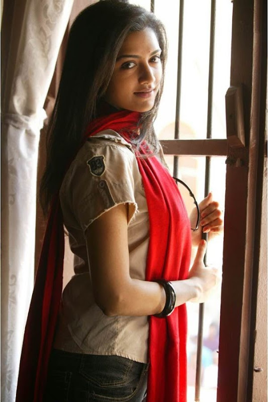 Actress Mamatha Mohan Das cute Saree Stills hot images