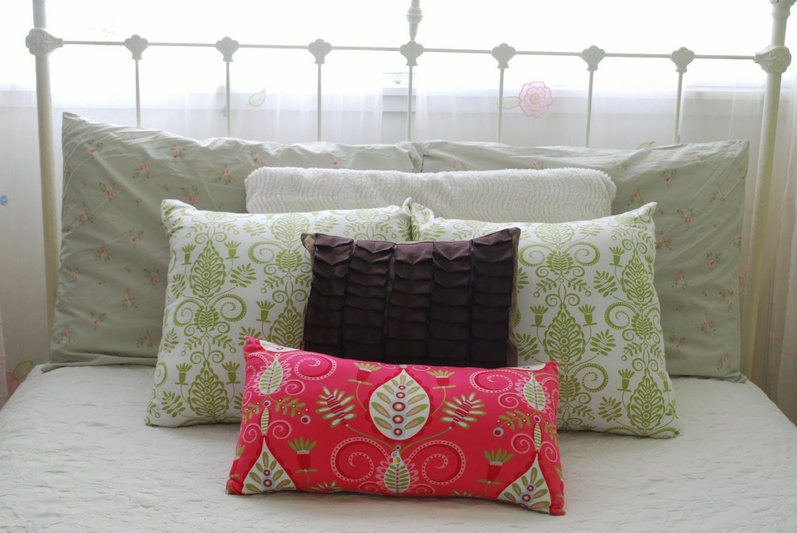 Pretty, Pleated Pillow: A Tutorial~ - Wendy Hyde Lifestyle1600 x 1071