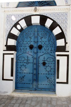 [front_door_24_arched_in_Sidi_Bou_Saïd.jpg]