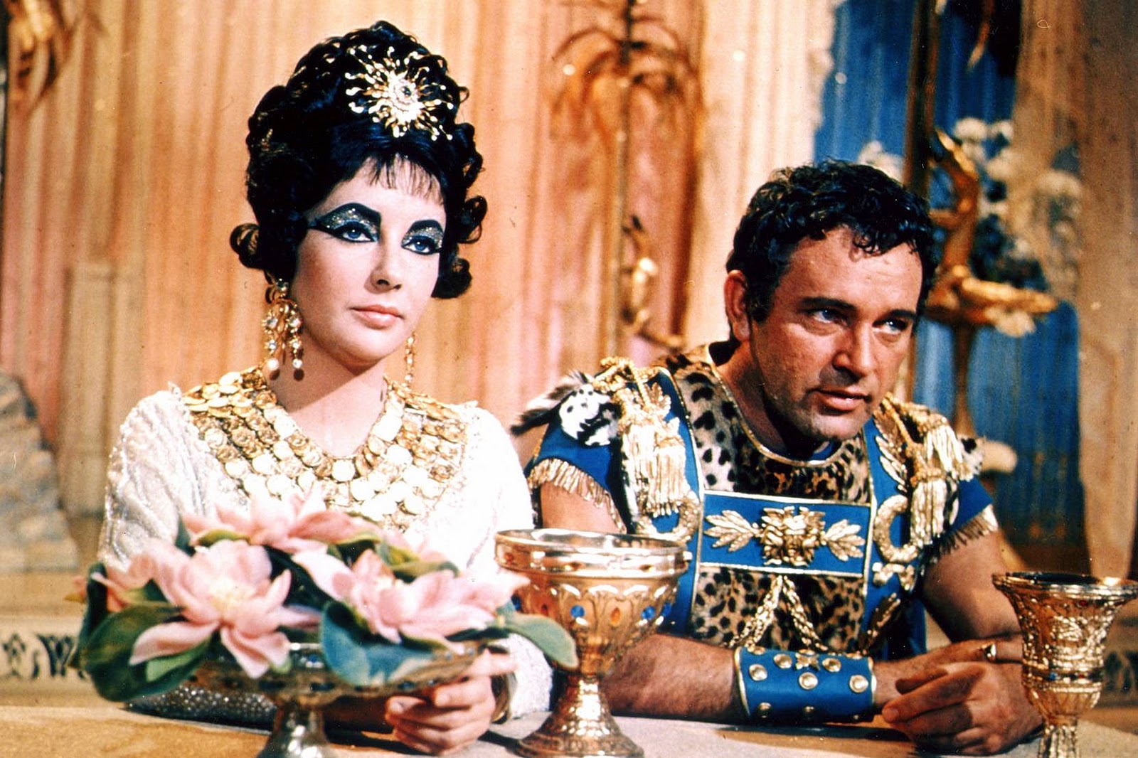 http://3.bp.blogspot.com/_kuiHcqJPN0Y/TQWWbPXyT4I/AAAAAAAAAM8/KvYL78SOb-M/s1600/elizabethtaylor.jpg