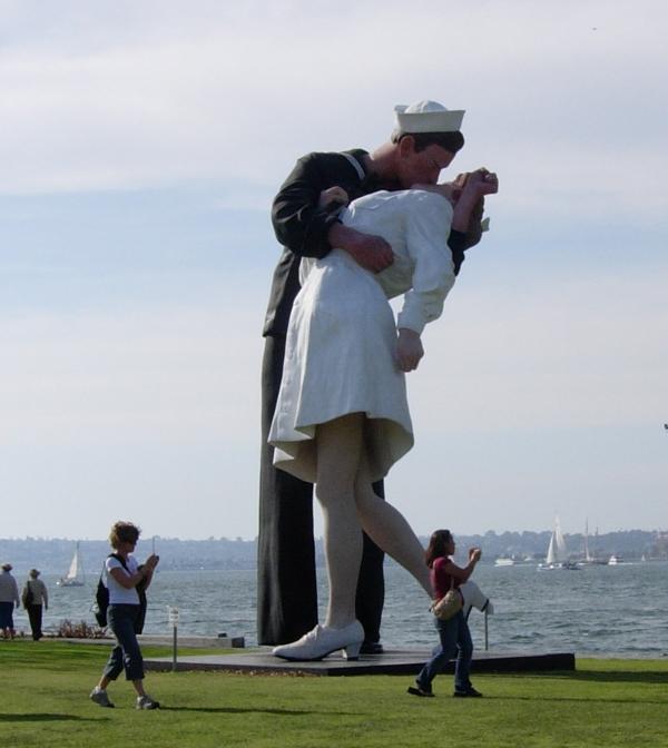 facts around us Kiss sculpture Art lovers kissing sculpture