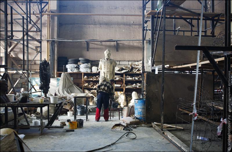 மிகப்பெரிய உலோக சிலைகள் எப்படி தயாராகிறது..? - தொழிற்சாலையின் உள்ளே சில புகைப்படங்கள்... Sculpture+Manufacture+%281%29