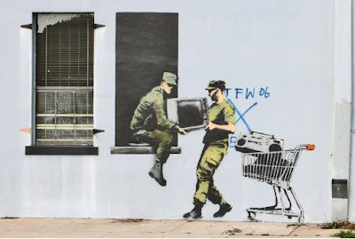பேங்க்ஸி--வரைந்த "தெருவோர ஓவியங்கள்" - அட்டகாசமான ஓவியங்கள்... - Page 4 Banksy+Street+Art+Photos+%2834%29