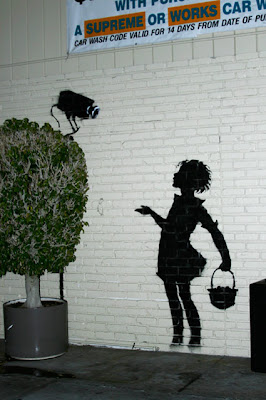 பேங்க்ஸி--வரைந்த "தெருவோர ஓவியங்கள்" - அட்டகாசமான ஓவியங்கள்... - Page 4 Banksy+Street+Art+Photos+%2833%29