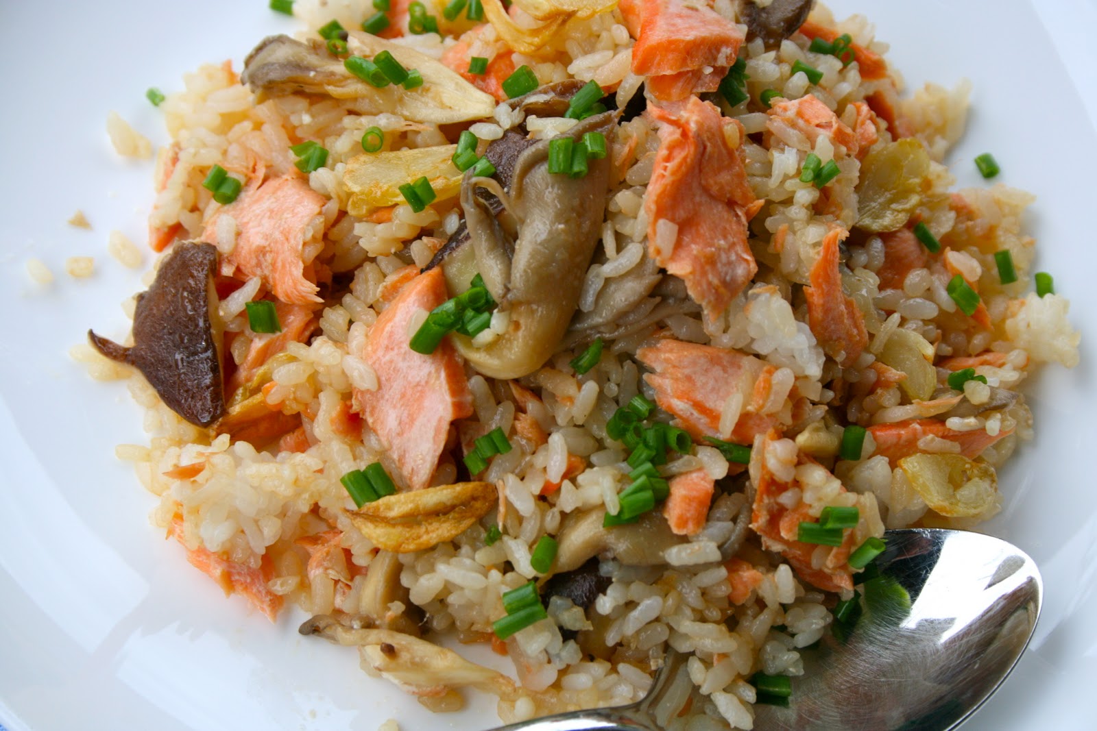 yukoscooking garlic fried rice with salmon and mushrooms