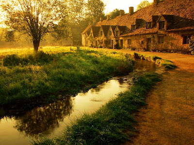 Morning+Mist,+Arlington+Row,+Bibury,+Gloucestershire,+England.jpg