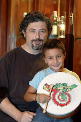 Mi hijo, con 6 años, tocando un genuíno bohdran irlandés, junto a su padre.