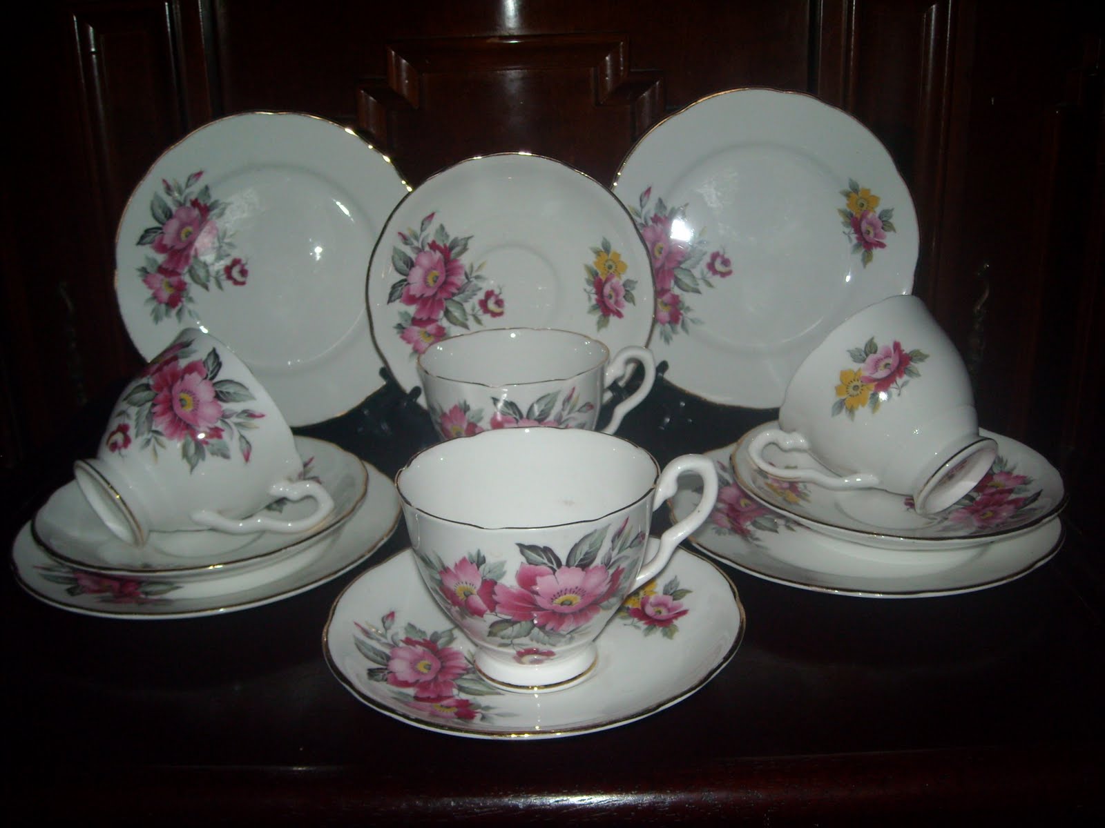 KoleksiBarangUK Bone China England Tea Set