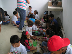 Aluno do Curso de Informática fazendo armadilha para o mosquito da Dengue 2009