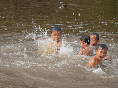 Mandi di Sungai