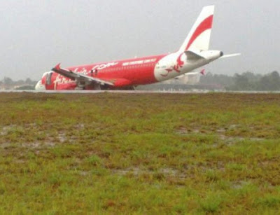 Gambar Kapal Terbang Air Asia Yang Mengalami Kemalangan Kecil Sewaktu Mendarat Di LTAK