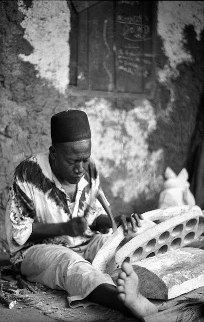 master carver Su Gande at Kenema