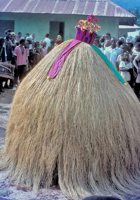 Jobai - on street in Kenema