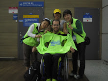 Con las voluntarias de la maraton de Seul