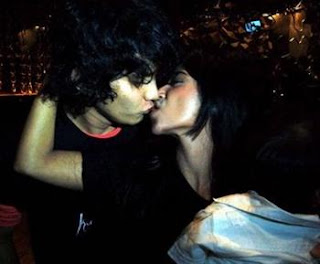 foto hot ciuman dewi persik