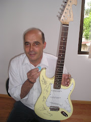 ele com a Guitarra e palheta