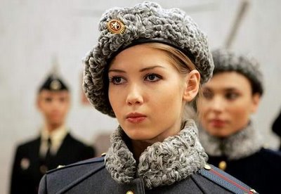 actualités russe (économies politiques militaire )  Femme+militaire+russie