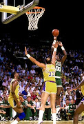 Robert Parish shoots over Kareem Abdul Jabbar