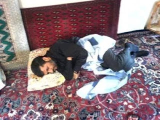 Sebuah foto Presiden Ahmadinejad yang diambil adiknya suatu saat ketika tertidur setelah pulang berdinas dan lepas dari pengawalnya - Presiden Paling Miskin di Dunia namun Patut dijadikan Teladan - Simbya
