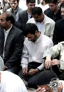 Presiden Iran Mahmoud Ahmadinejad di suatu shalat berjama'ah - Presiden Paling Miskin di Dunia namun Patut dijadikan Teladan - Simbya