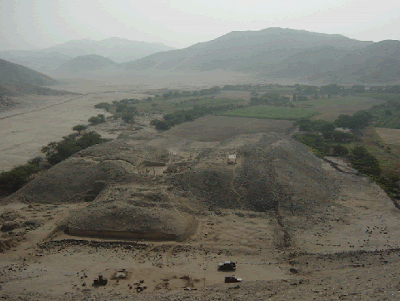 Foto Situs Arkeologi Sechin Bajo 2 - Plaza Kuno Berusia 5.500 Tahun Yang Lalu Ditemukan di Peru - Simbya